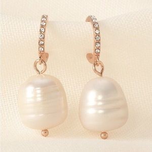 Stella & Dot Modern Bohemian Pearl Huggies